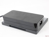 Los ladrillos de alimentación externa para portátiles se están volviendo un poco chungos. Este adaptador de MSI mide 18 x 8,5 x 3,5 cm y pesa algo menos de 1 kg