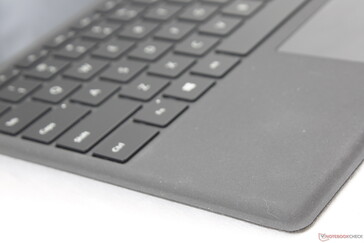 La conocida textura de Alcántara que se ha convertido en estándar en la cubierta tipo Surface Pro.