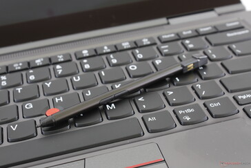 El bolígrafo integrado es práctico y siempre está disponible, pero es más delgado y más difícil de agarrar que el bolígrafo de superficie.