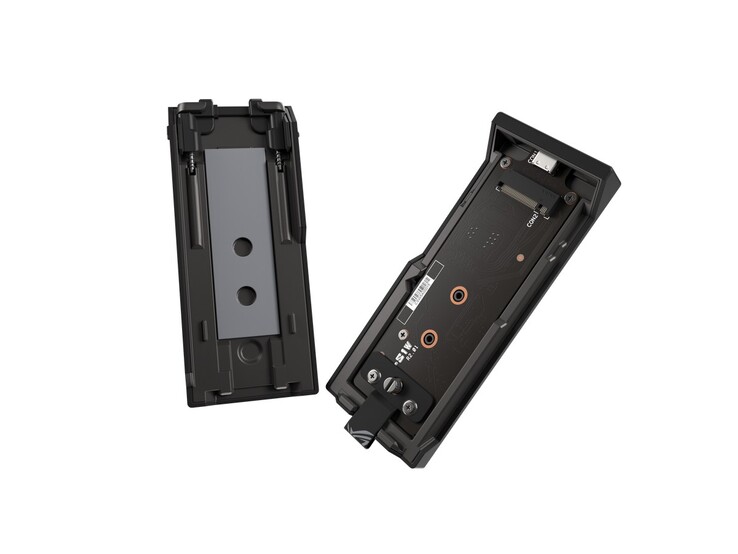 El Asus ROG Strix Aiolos mostrando la almohadilla térmica interna y el conector M.2