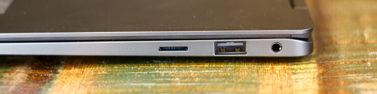 lector de tarjetas microSD; USB tipo A (3.2), toma de auriculares de 3,5 mm