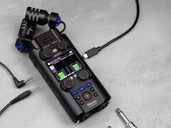 Zoom presenta el H5studio Handy Recorder con grandes micrófonos capaces de captar grabaciones de audio de alta calidad en el plató. (Fuente de la imagen: Zoom)