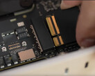 El "SSD extraíble" del Mac Studio es sólo un módulo de almacenamiento en bruto con controladores/puentes NAND. (Fuente de la imagen: Max Tech en YouTube)