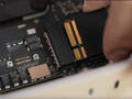 El "SSD extraíble" del Mac Studio es sólo un módulo de almacenamiento en bruto con controladores/puentes NAND. (Fuente de la imagen: Max Tech en YouTube)