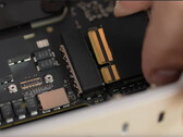 El "SSD extraíble" del Mac Studio es sólo un módulo de almacenamiento en bruto con controladores/puentes NAND. (Fuente de la imagen: Max Tech en YouTube)