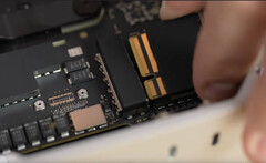 El &quot;SSD extraíble&quot; del Mac Studio es sólo un módulo de almacenamiento en bruto con controladores/puentes NAND. (Fuente de la imagen: Max Tech en YouTube)