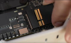 El "SSD extraíble" del Mac Studio es sólo un módulo de almacenamiento en bruto con controladores/puentes NAND. (Fuente de la imagen: Max Tech en YouTube)