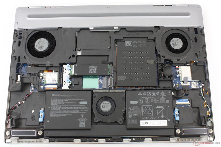 Placa base HP ZBook Fury G1i 18. Observe la posición poco común del tercer ventilador