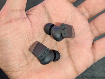 Botón físico en la parte superior de los auriculares.