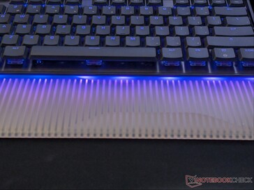 Luces RGB que brillan a través de la alfombrilla de ratón de silicona esmerilada.