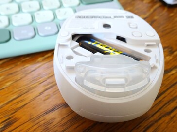 El frasco de fragancia tiene un orificio de ventilación orientado hacia atrás. (Fuente de la imagen: Notebookcheck)