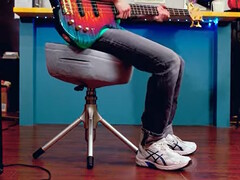 El taburete Throne X de Cooler Master vibra al ritmo de la música que se interpreta o de su metrónomo interno para mejorar la inmersión musical. (Fuente de la imagen: Cooler Master)