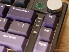 Las luces indicadoras muestran las notificaciones de bloqueo de mayúsculas, bloqueo de desplazamiento y batería. 