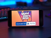 Se muestra el material promocional de GTA 6 para PS5 en un smartphone