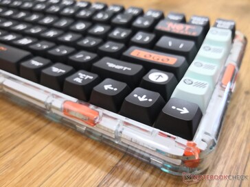 La base de plástico se retuerce y cruje más fácilmente en comparación con la mayoría de los teclados mecánicos