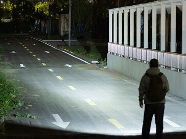 El foco Olight ArkPro Ultra tiene un alcance de hasta 205 m (673 pies).
