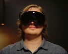 Jugador al que se ve con las gafas de realidad virtual Steam Frame
