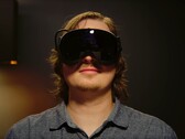 Jugador al que se ve con las gafas de realidad virtual Steam Frame