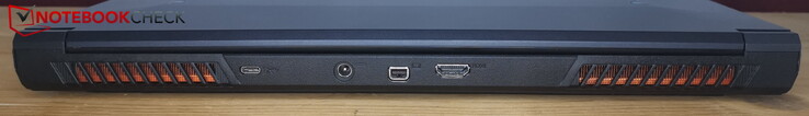 Parte trasera: USB-C 3.2 Gen2, alimentación, MiniDP, HDMI