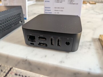 Puertos del ECS Liva Z4. (Fuente de la imagen: TechPowerUp)