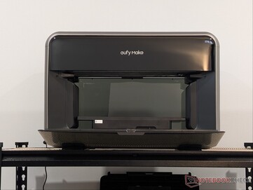 impresora UV eufyMake E1 con la puerta delantera abierta.
