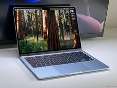 Apple&#039;El MacBook Air M4 (en la imagen) ha bajado a su precio mínimo histórico en Amazon. (Fuente de la imagen: propia)