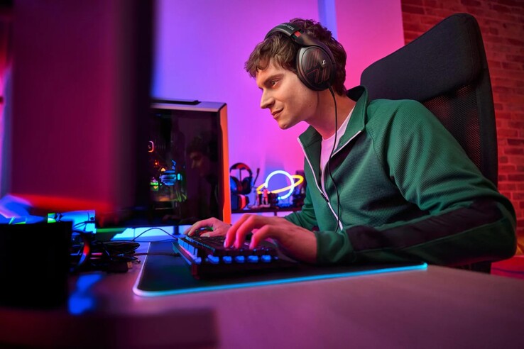 La nueva variante de los auriculares Sennheiser HD 620S presenta detalles en rojo por todas partes.
