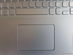 Asus VivoBook 17: El preciso Clickpad mide 10,5 x 7,4 mm (~4,1 x 2,9 in)