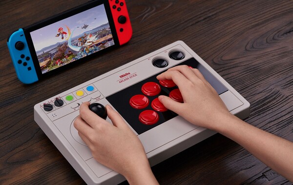 El Arcade Stick de 8BitDo conectado a una Nintendo Switch. (Fuente de la imagen: 8BitDo)