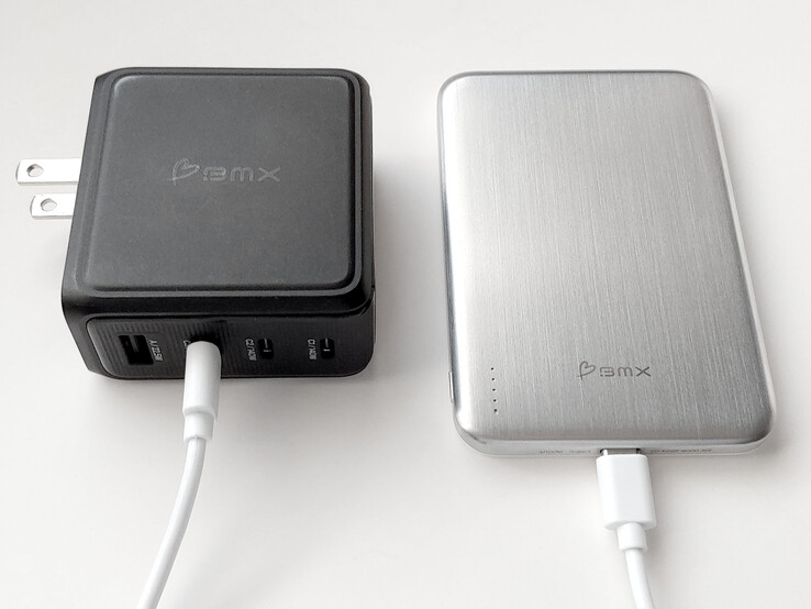 Cargador USB BMX GaNSTA 140W con el banco de energía BMX SolidSafe Air.