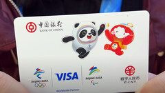 Billetera digital de yuanes en forma de tarjeta VISA (imagen: WSJ/YouTube)