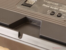 Canal de cables, conmutadores de conectividad y sistema operativo, y almacenamiento de mochilas. 