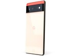 Vista trasera del Google Pixel 6, en la que se aprecia el logotipo «G» y la barra negra de la cámara