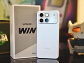 Un smartphone Honor Win de primera generación desplazado contra su caja.