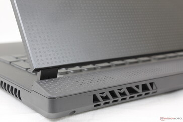 Patrón ROG impreso en el lado derecho de la cubierta del teclado y la tapa exterior