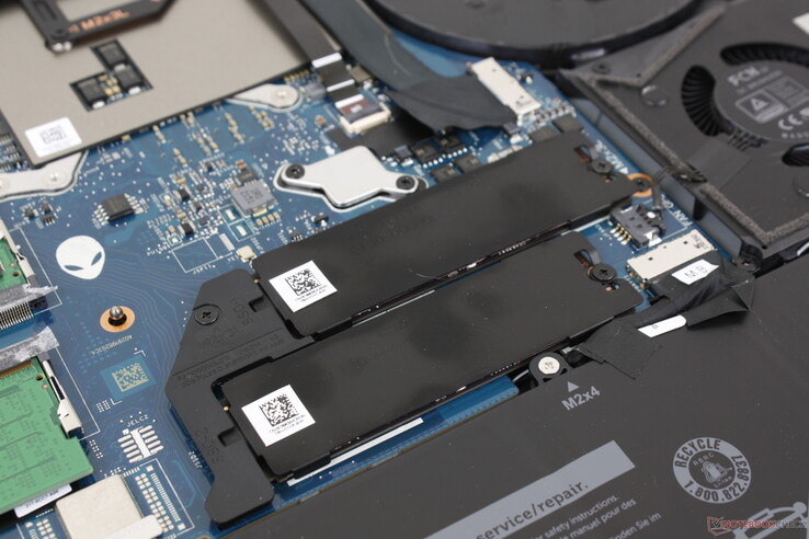 Dos unidades SSD Samsung PM9A1 PCIe4 x4 NVMe de 1 TB en RAID 0 para velocidades de lectura secuencial sostenidas de más de 13000 MB/s. Un disipador de calor viene de serie para ambas unidades para ayudar a la refrigeración