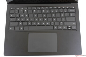 El mismo teclado y disposición que el Surface Laptop 3 15. No hay teclas auxiliares ni lector de huellas dactilares