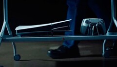 El pedestal no sólo sostiene un televisor, sino que también ofrece espacio para una Sony PS5.