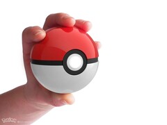 La Poké Ball clásica oficial, roja y blanca.