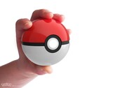 La Poké Ball clásica oficial, roja y blanca.