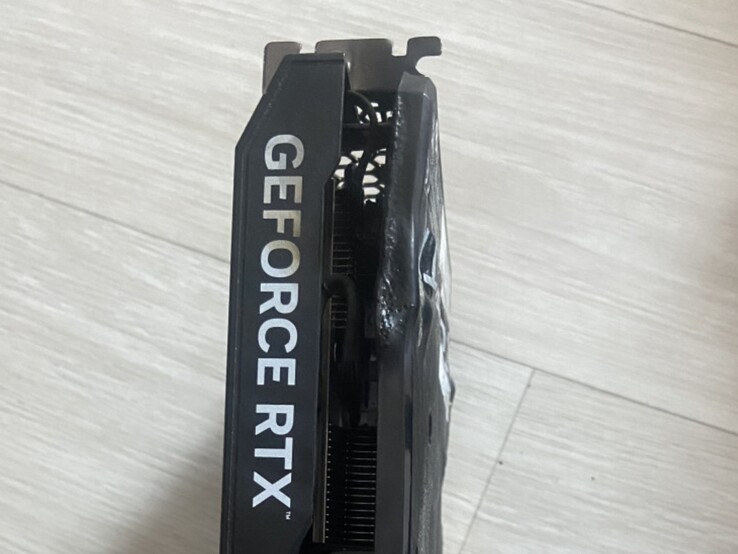 Vista superior de la placa posterior fundida de una GPU EmTek StormX Dual RTX 4060 Ti. (Fuente de la imagen: user_634494 en Quasar Zone)