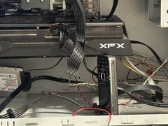 Un usuario de Reddit apuntala la tarjeta gráfica de su PC con un viejo Nokia 6124 Classic. (Fuente de la imagen: u/bulochklem vía Reddit)