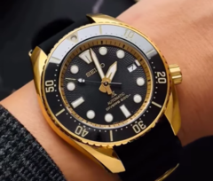 El nuevo reloj Prospex Muay Thai de edición limitada de Seiko, fotografiado en la muñeca con una correa de caucho negro. (Fuente de la imagen: @SeikoLeaks en YouTube)