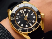 El nuevo reloj Prospex Muay Thai de edición limitada de Seiko, fotografiado en la muñeca con una correa de caucho negro. (Fuente de la imagen: @SeikoLeaks en YouTube)
