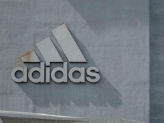 Logotipo de Adidas en una pared de la empresa (Fuente de la imagen: H&amp;amp;CO/Pexels)