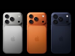 Tres unidades del iPhone 17 Pro de Apple en acabados plata, naranja y azul oscuro (Fuente de la imagen: Apple)