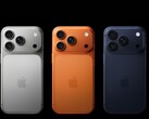 Tres unidades del iPhone 17 Pro de Apple en acabados plata, naranja y azul oscuro (Fuente de la imagen: Apple)