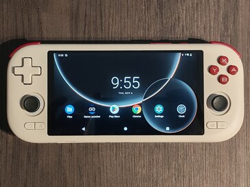 Los controles habituales están todos presentes, aunque el pad direccional no está entre los mejores de su clase (Fuente de la imagen: Notebookcheck)