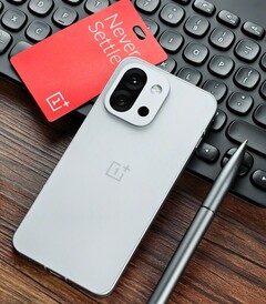 El OnePlus 13T es uno de los varios teléfonos compactos premium disponibles en China, pero no a nivel mundial. (Fuente de la imagen: Flying Bun en Weibo)