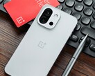 El OnePlus 13T es uno de los varios teléfonos compactos premium disponibles en China, pero no a nivel mundial. (Fuente de la imagen: Flying Bun en Weibo)